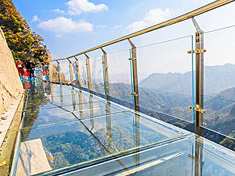 玻璃吊橋受到外國人質疑，不遠萬里來砸橋，結局讓人很無奈